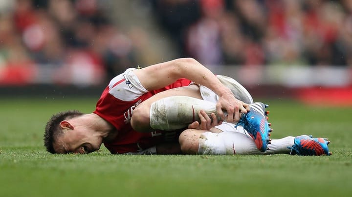 H1: Cedera Olahraga Terbesar 2025 Bukan di Lapangan, Tapi di Gawai: Perang Melawan “Tech Neck” & “Text Claw”